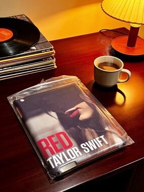 Taylor Swift 'Red' Album Design Tablet Cover IPad first Generation - Black/Red